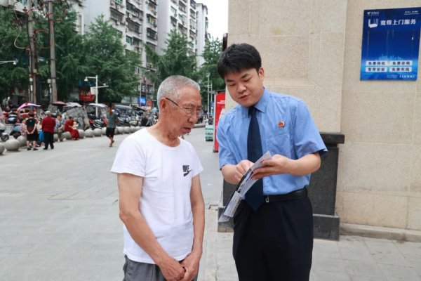 达道宝 为还巨额赌债，公职人员竟让情人扮演“局长”行骗，案情披露