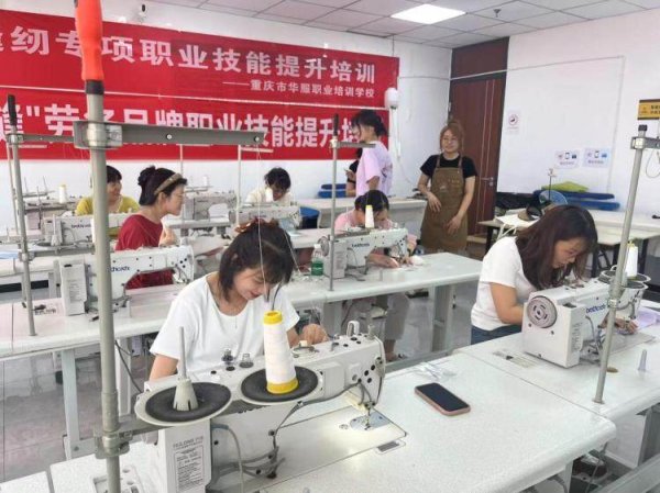 信康配资 重庆渝北回兴街道: 巧手织绿意 分类“布”新篇