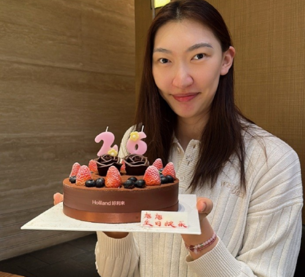 凯狮优配 女篮韩旭庆祝26岁生日：手捧蛋糕许愿 将再度留洋征战WNBL